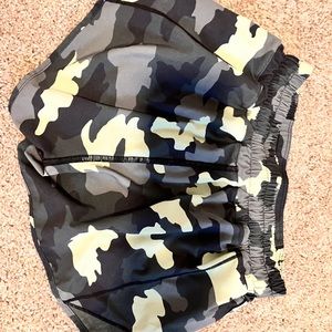Lululemon green camo hotty hot shorts low rise 2.5 inseam SIZE 2